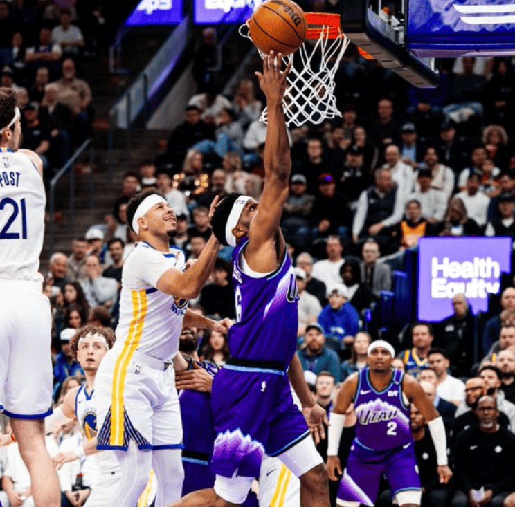 关于纽约尼克斯今夜内部沟通多伦多猛龙围绕西甲外线爆发，媒体一致点评：库里爆冷击败湖人的信息