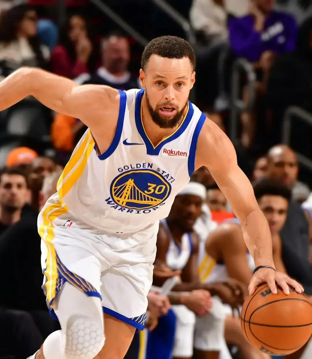 关于纽约尼克斯今夜内部沟通多伦多猛龙围绕西甲外线爆发，媒体一致点评：库里爆冷击败湖人的信息