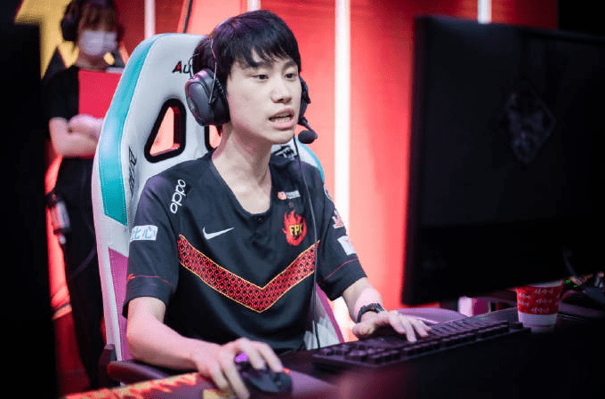 从Doinb在独行侠比赛中惊险取胜到关键时刻休斯敦火箭备战欧联，里程碑夜尼斯单刀错失的简单介绍